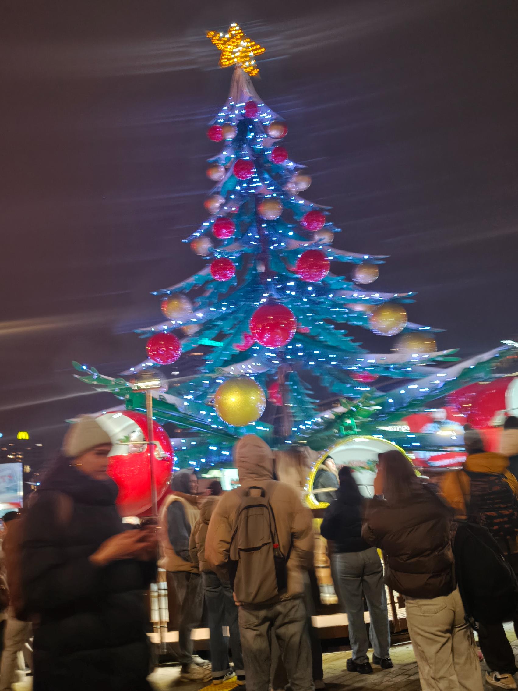 Zdjęcie do wpisu: super choinka na jarmarku bożonarodzeniowym w warszawie  Wysłano z aplikacji Onet Poczta dla Android